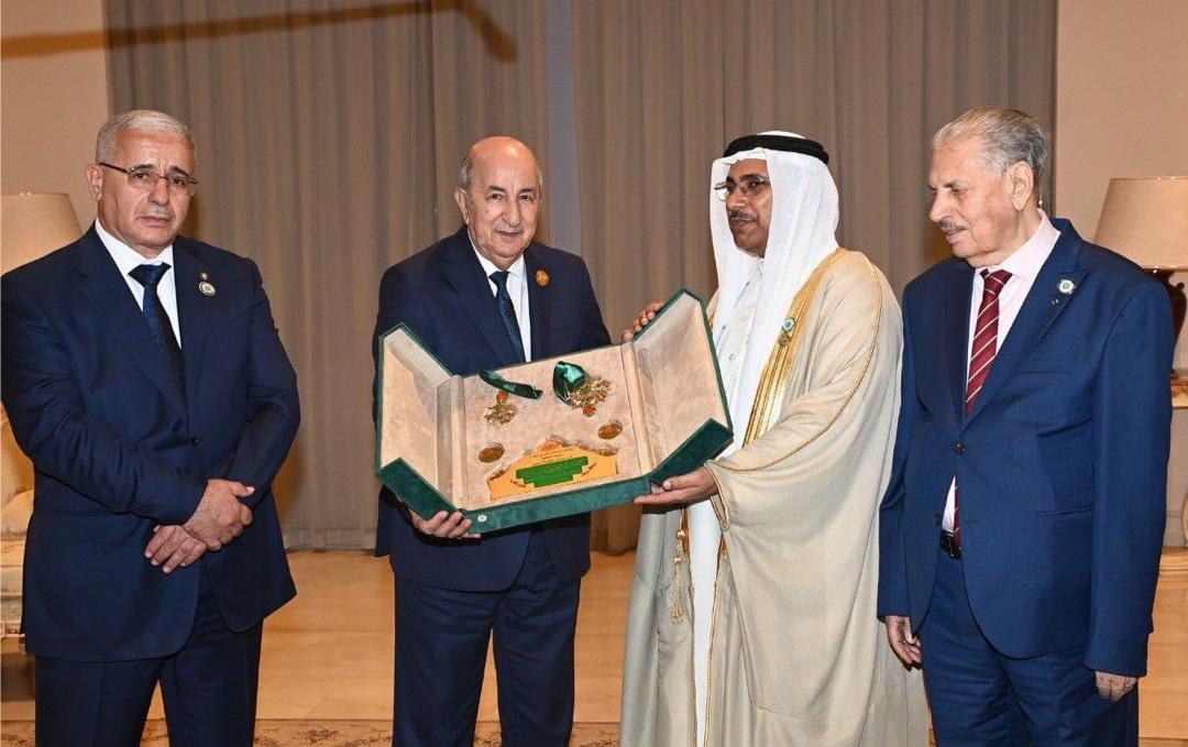 *البرلمان العربي يمنح الرئيس الجزائري عبدالمجيد تبون وسام القائد تقديراً لجهوده في دعم القضايا العربية 