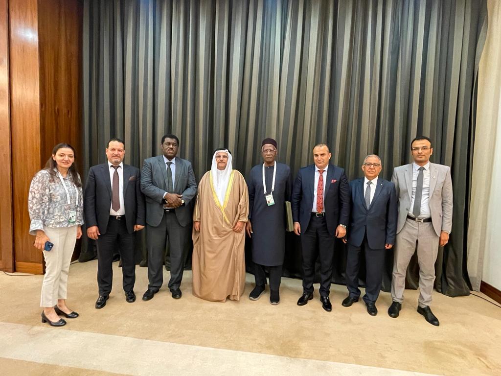 *رئيس البرلمان العربي يلتقي مع المبعوث الأممي لليبيا على هامش المشاركة في القمة العربية بالجزائر