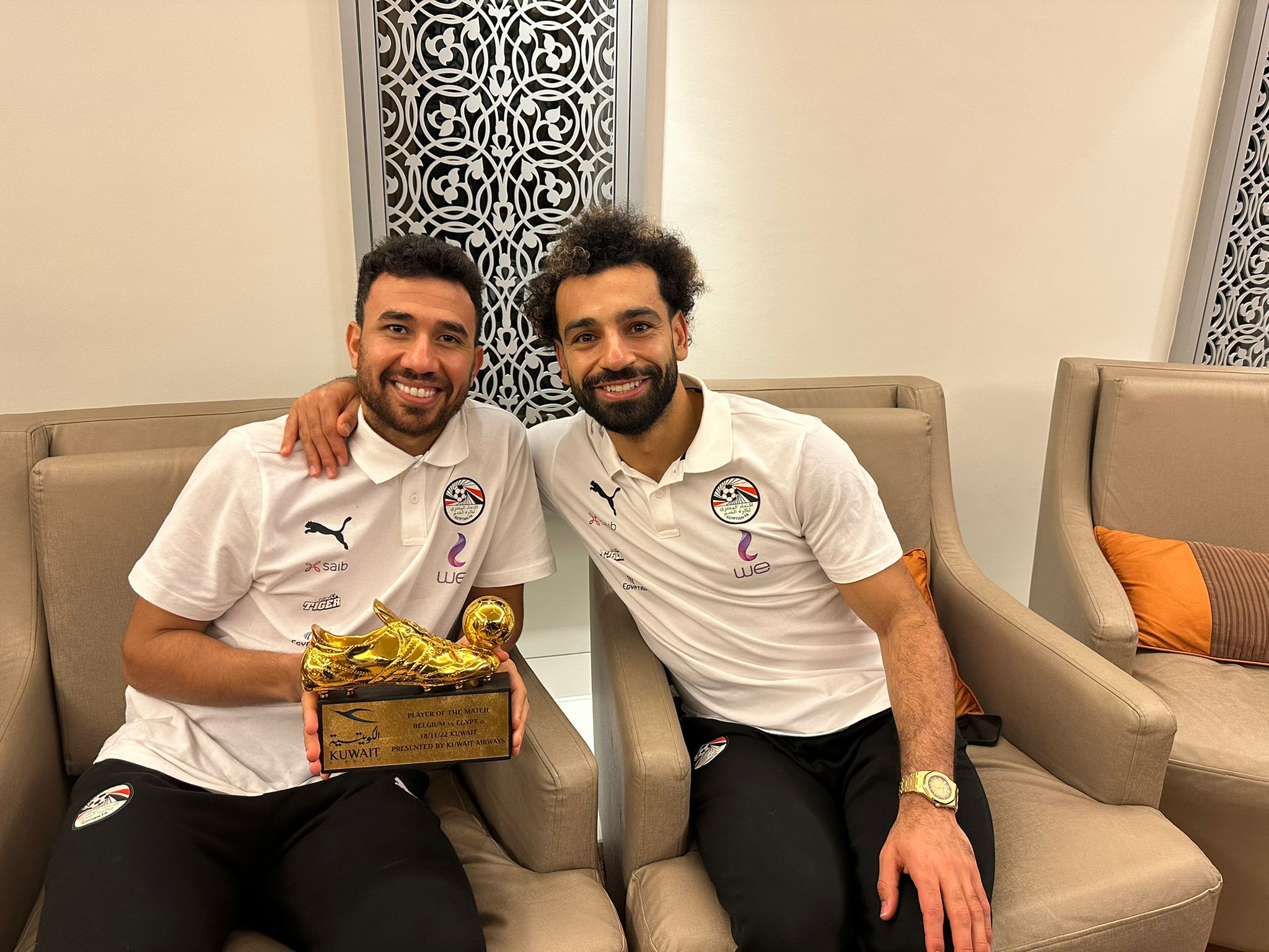 محمد صلاح يهدي جائزة أفضل لاعب لتريزيجيه