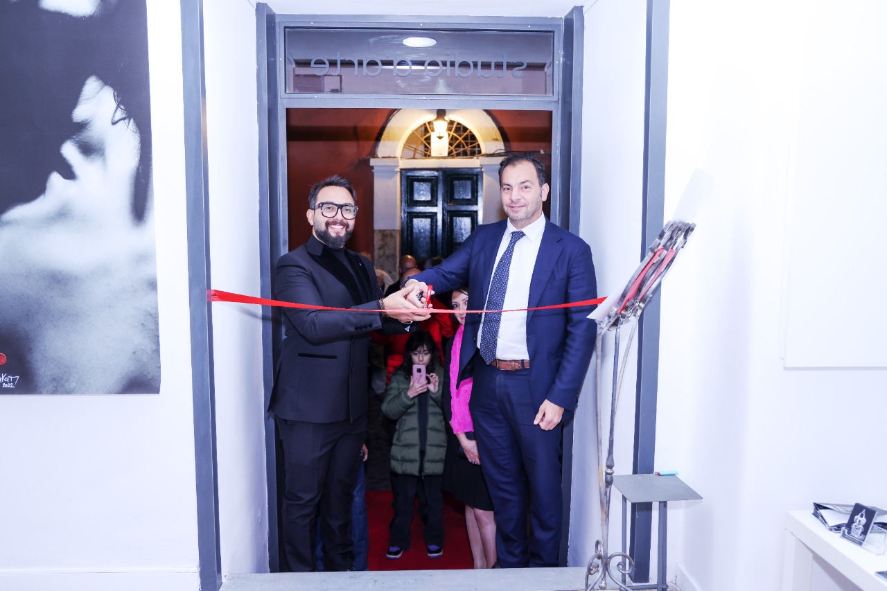دبلوماسيون وفنانون في إفتتاح معرض الفنان أحمد بركات بـ "إيطاليا "    