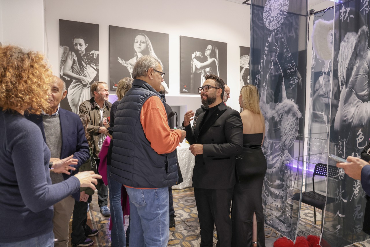 دبلوماسيون وفنانون في إفتتاح معرض الفنان أحمد بركات بـ "إيطاليا "    