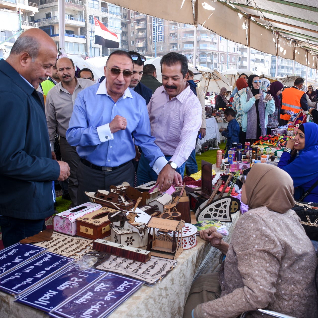 *محافظ الإسكندرية يتابع المعرض الخيري المقام على شاطئ السرايا العام ضمن مبادرة "باب رزق" في يومه الرابع*