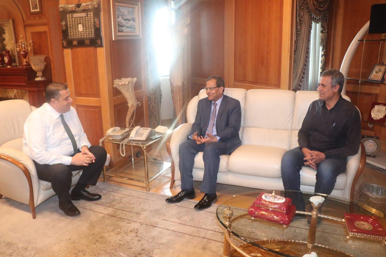 رئيس جامعة سوهاج يبحث آليات التعاون التدريبي مع مؤسسة الجمهورية بالقاهرة