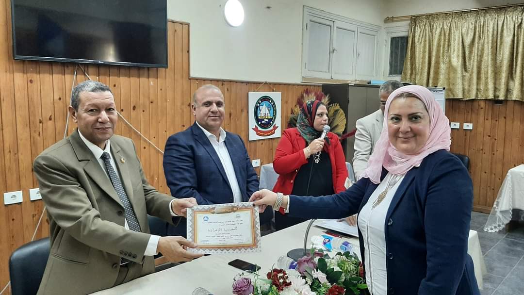 وكيل تعليم دميـاط يكرم مديري أفضل المدارس في أعمال الصيانة