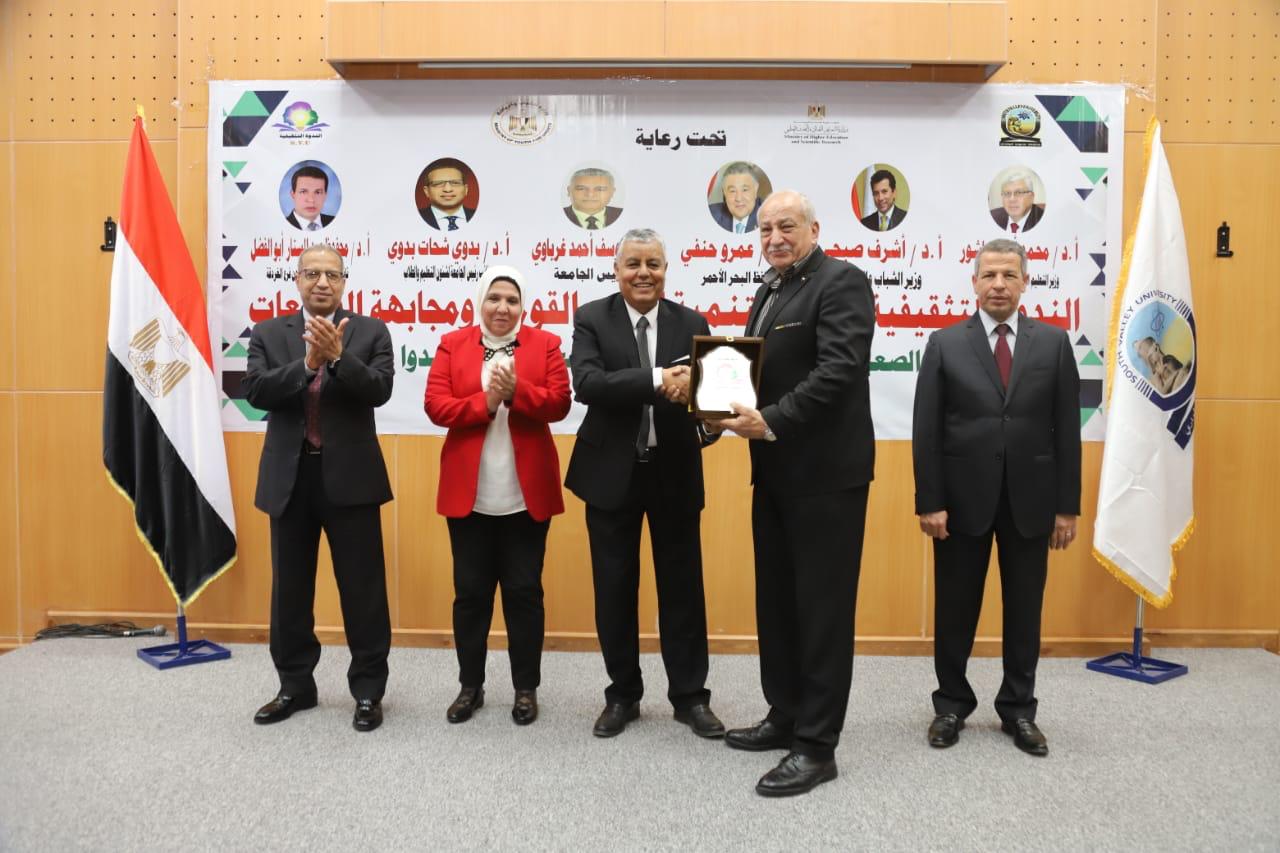 رئيس جامعة جنوب الوادي يشهد ختام الدورة التثقيفيه الثالثة لجامعات الصعيد بالغردقة
