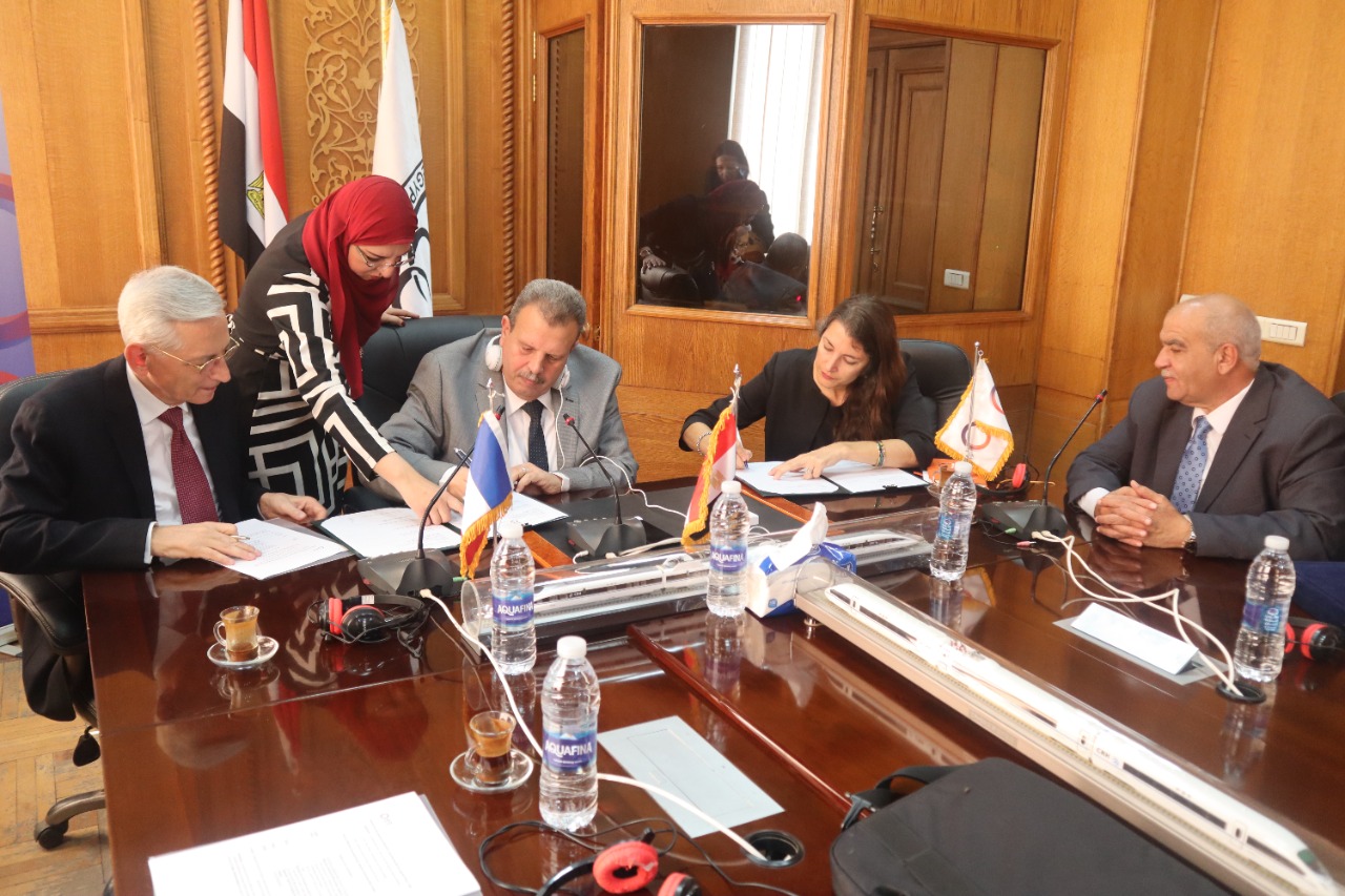 رئيس هيئة سكك حديد مصر والسفير الفرنسي يوقعان إتفاقية مشروع تطوير نظم إشارات خط (طنطا / المنصورة/ دمياط)