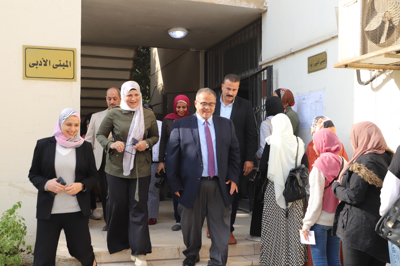 نائب رئيس جامعة عين شمس يتفقد لجنة انتخابات اتحاد طالبات كلية البنات فور انطلاق الماراثون الانتخابي
