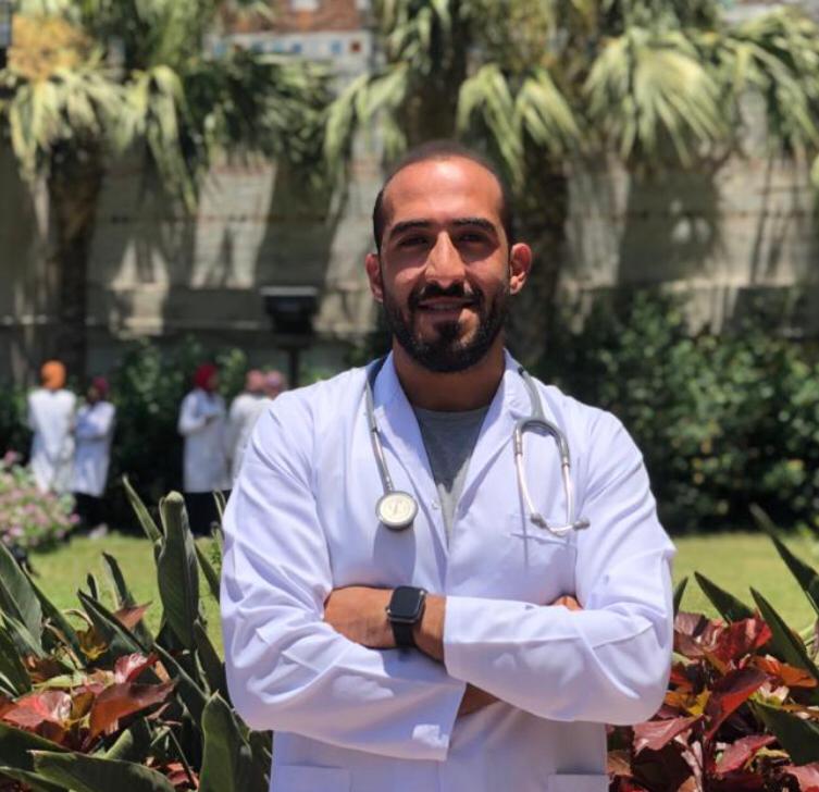 طبيب مصري يشارك بأبحاث لعلاج الكورونا وعلاج أورام الكبد في الإمارات