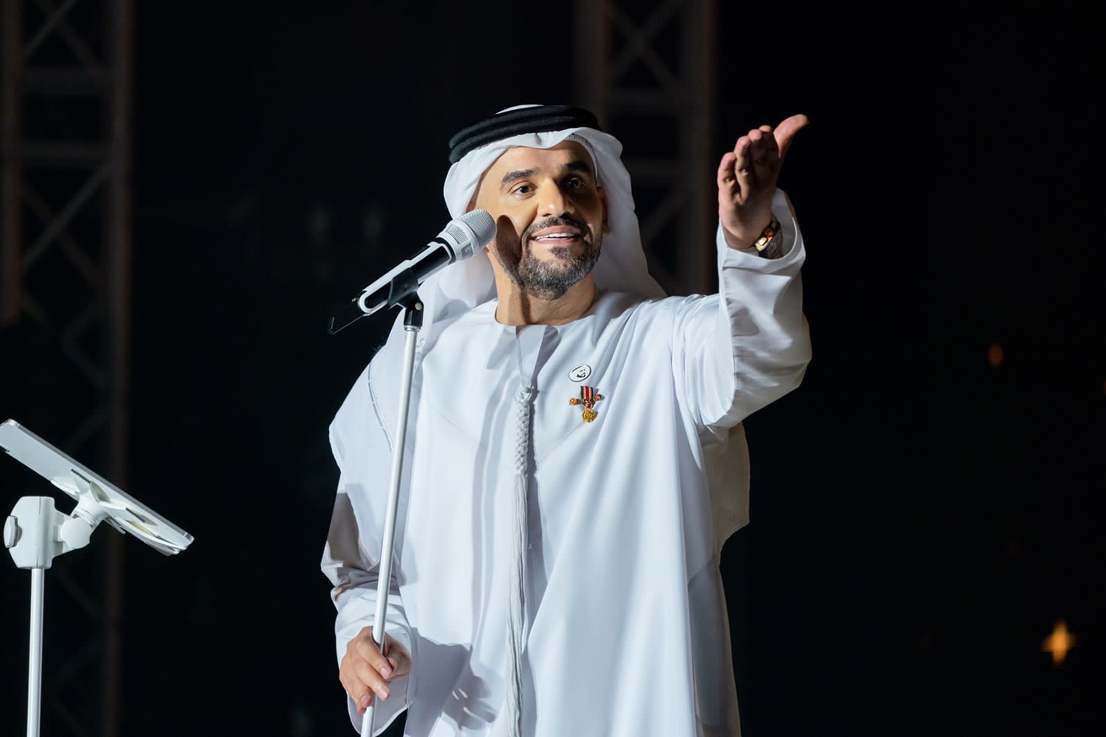 حسين الجسمي يحتفل باليوم الوطني الإماراتي الـ51 بأمسية غرامية وطنية