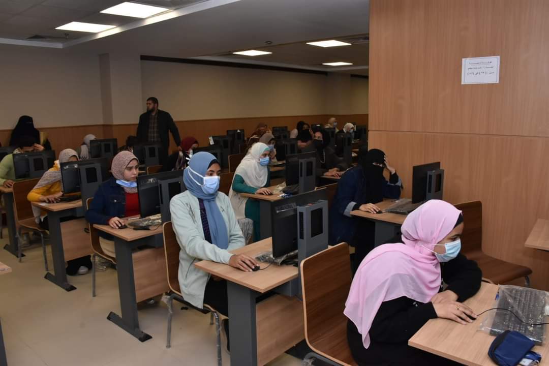 خمس كليات تخوض الاختبارات الإلكترونية بجامعة عين شمس