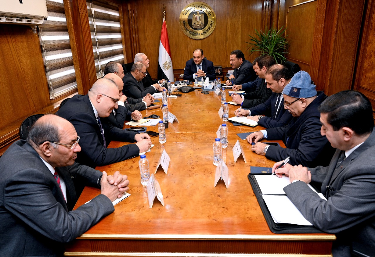وزير التجارة والصناعة يستعرض مع أعضاء غرفة الصناعات النسيجية سبل تنمية وتطوير القطاع لزيادة الانتاجية وتعزيز الصادرات