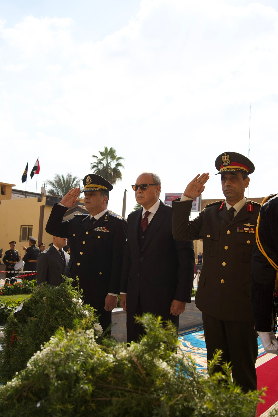 محافظ القليوبية يهنئ مدير أمن القليوبية بمناسبة عيد الشرطة الـ71 ويضع إكليلا من الزهور على قبر الجندى المجهول