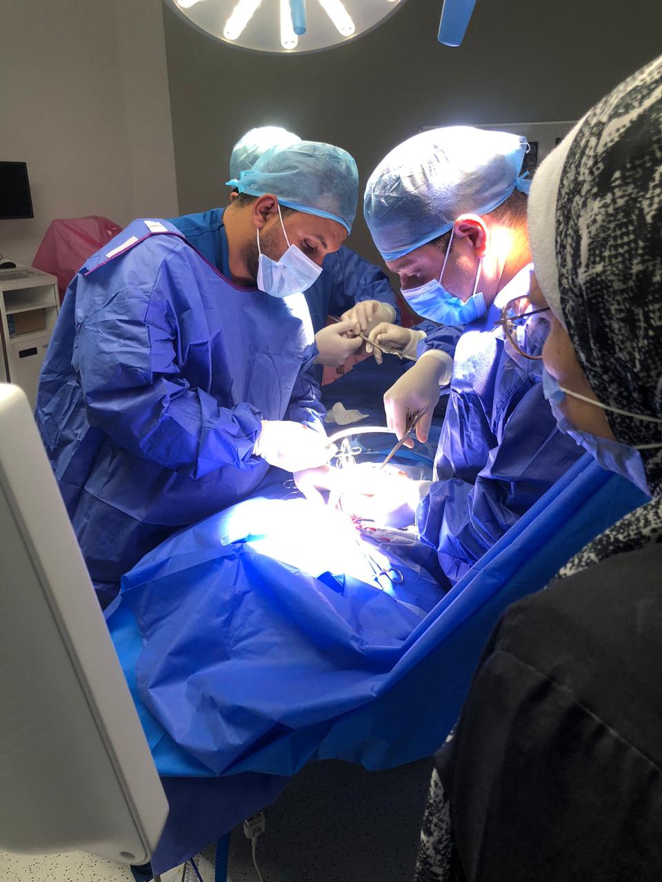 إجراء أول التداخلات الجراحية الميكروسكوبية للمخ والأعصاب بمستشفى سوهاج الجامعي الجديد