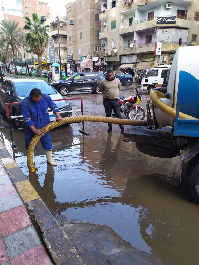 مياه المنوفية تتعامل مع تجمعات مياه الأمطار بمدينة شبين الكوم
