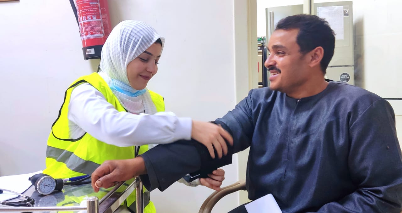 مصر الخير تنظم قافلة طبية متخصصة للكشف المبكر عن أمراض الاعتلال الكلوي بكوم حمادة