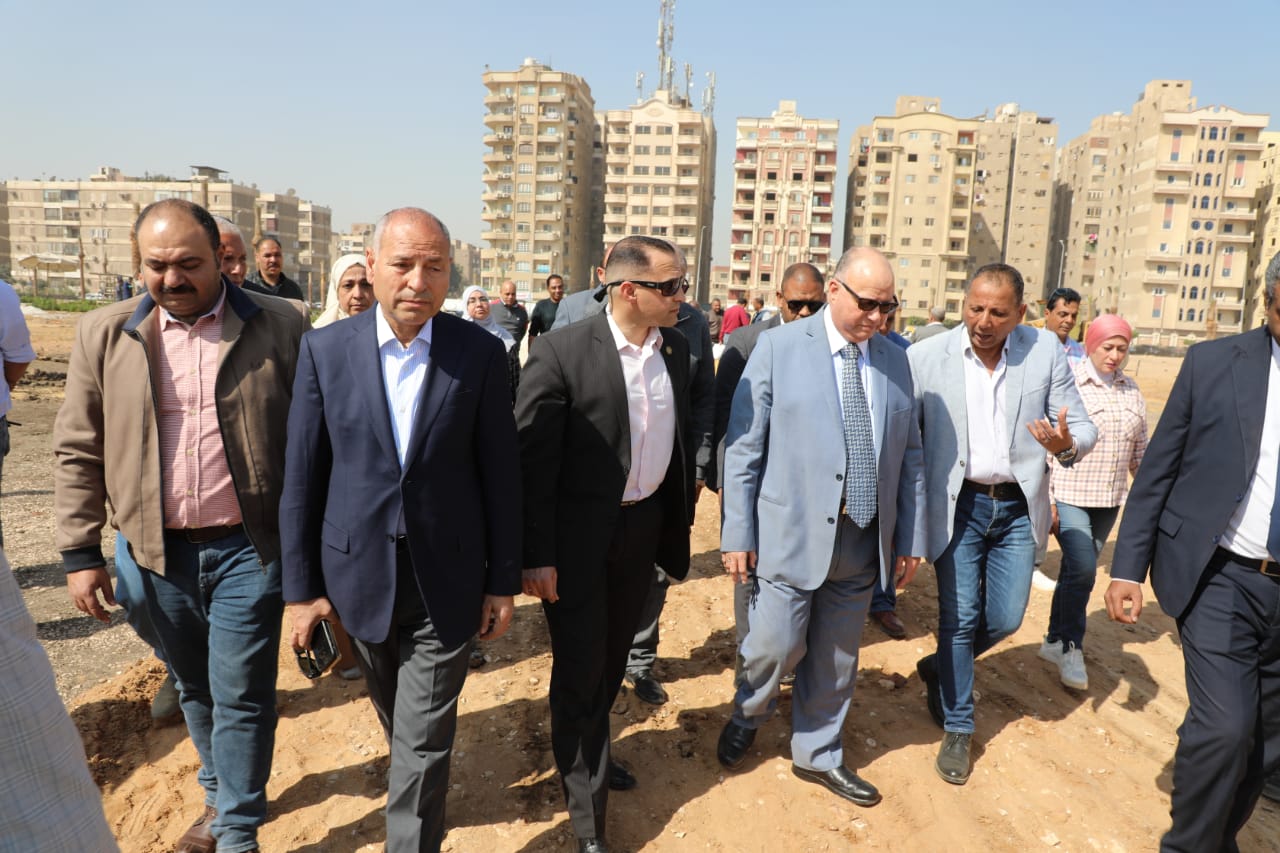 محافظ القاهرة يتفقد إنشاء حديقة موقف الحى العاشر الجديد بميدان الواحة بحى شرق مدينة نصر