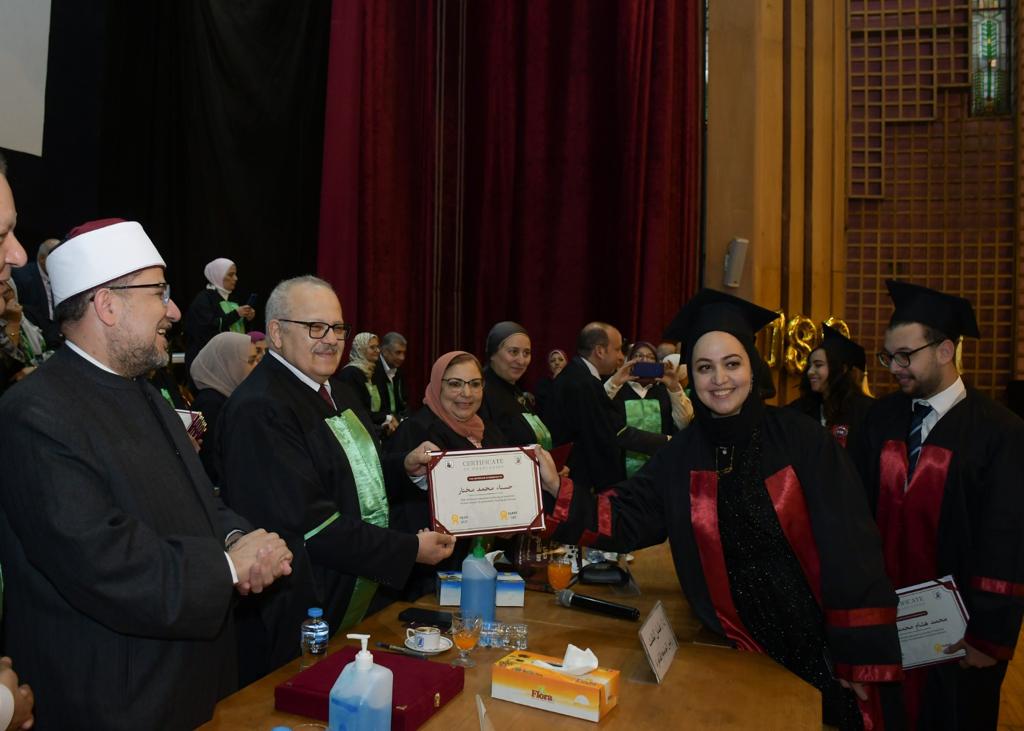 الخشت ووزير الأوقاف يشهدان حفل تخريج الدفعة 189 من طب القاهرة