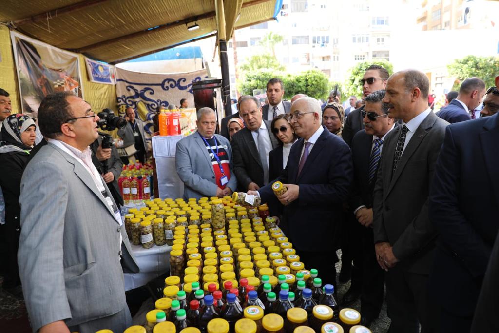وزير التعليم يفتتح معرض لمنتجات المدارس الفنية بالاسكندرية