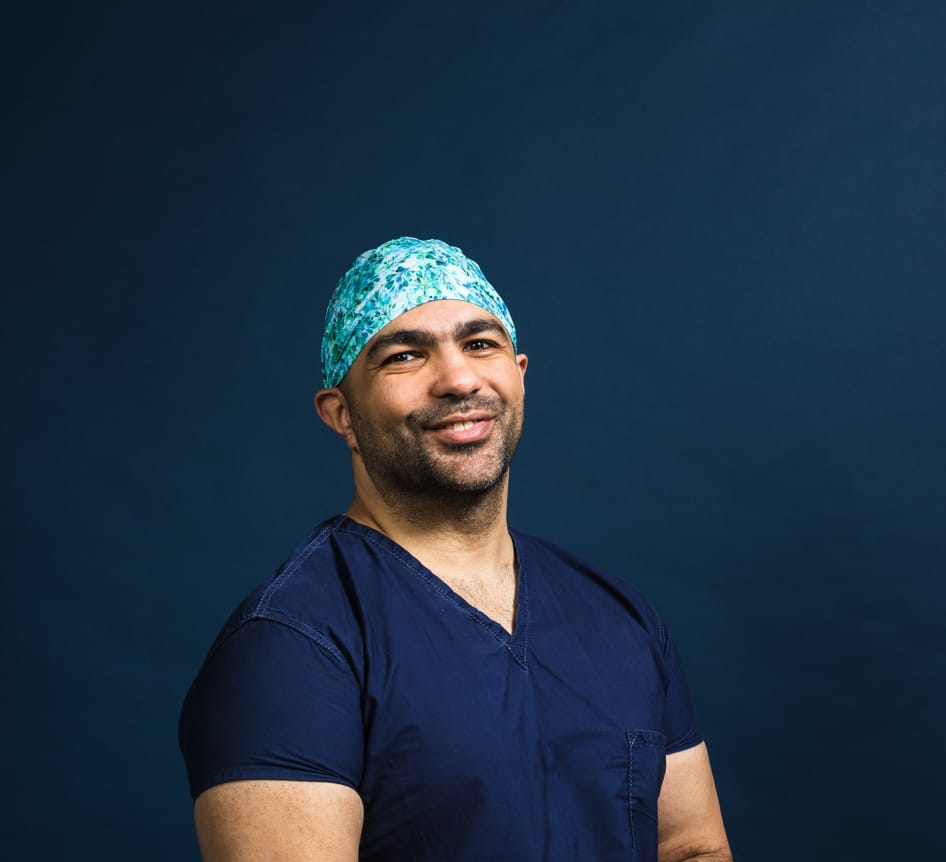 الدكتور شريف اكرام طبيب مصري من امهر جراحين  العيون  بإنجلترا