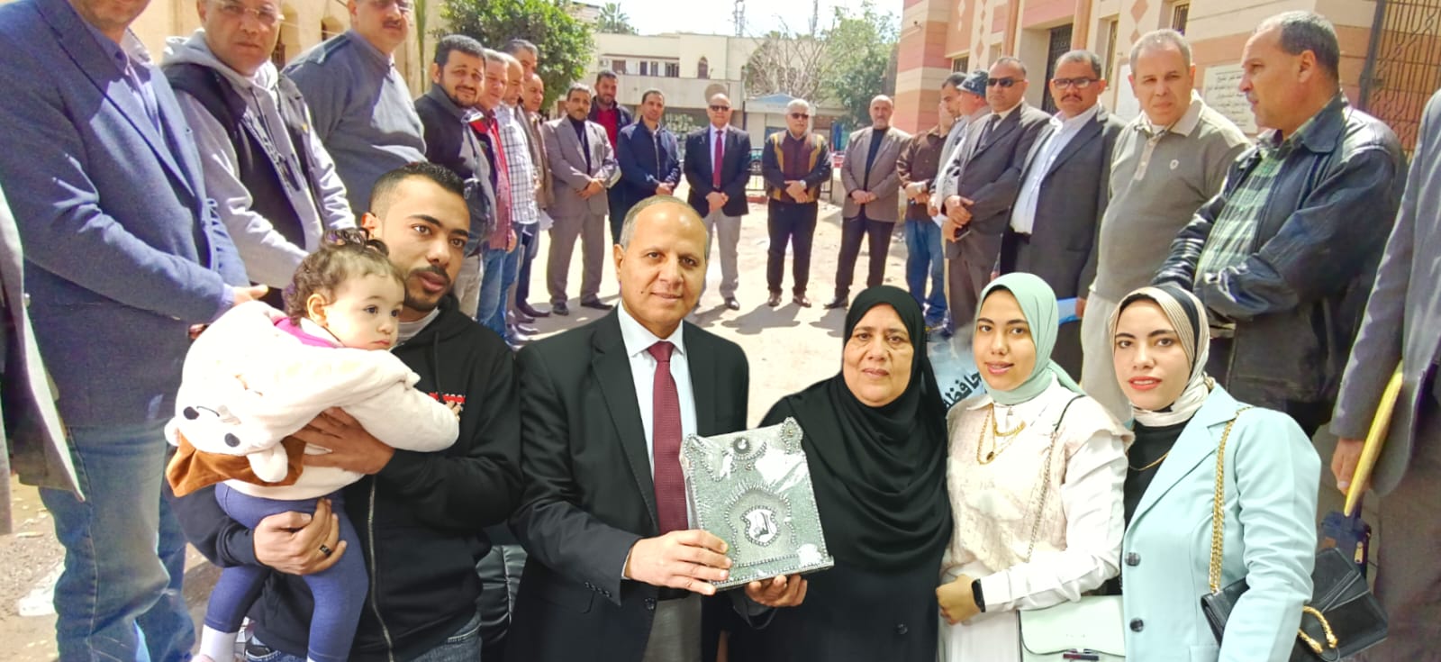 بممر شرفي.. وكيل تعليم كفر الشيخ يستقبل الام المثالية الاولى بالورود ويكرمها وأنجالها