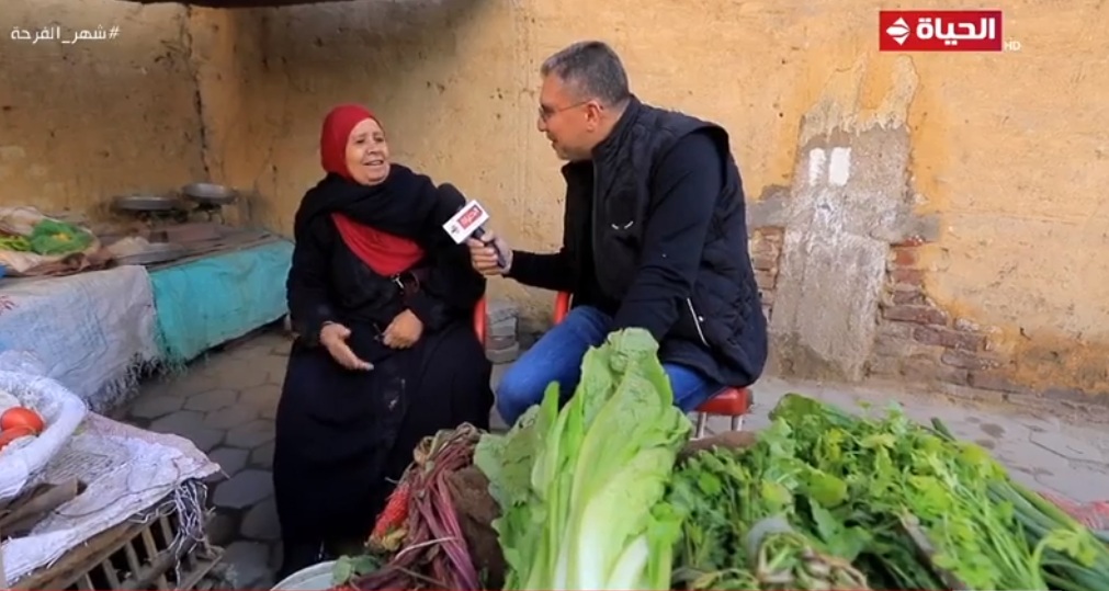 واحد من الناس يجبر بخاطر المصريين في جميع المحافظات ويهدي الست نوال مبلغ مالي .. قناة الحياة