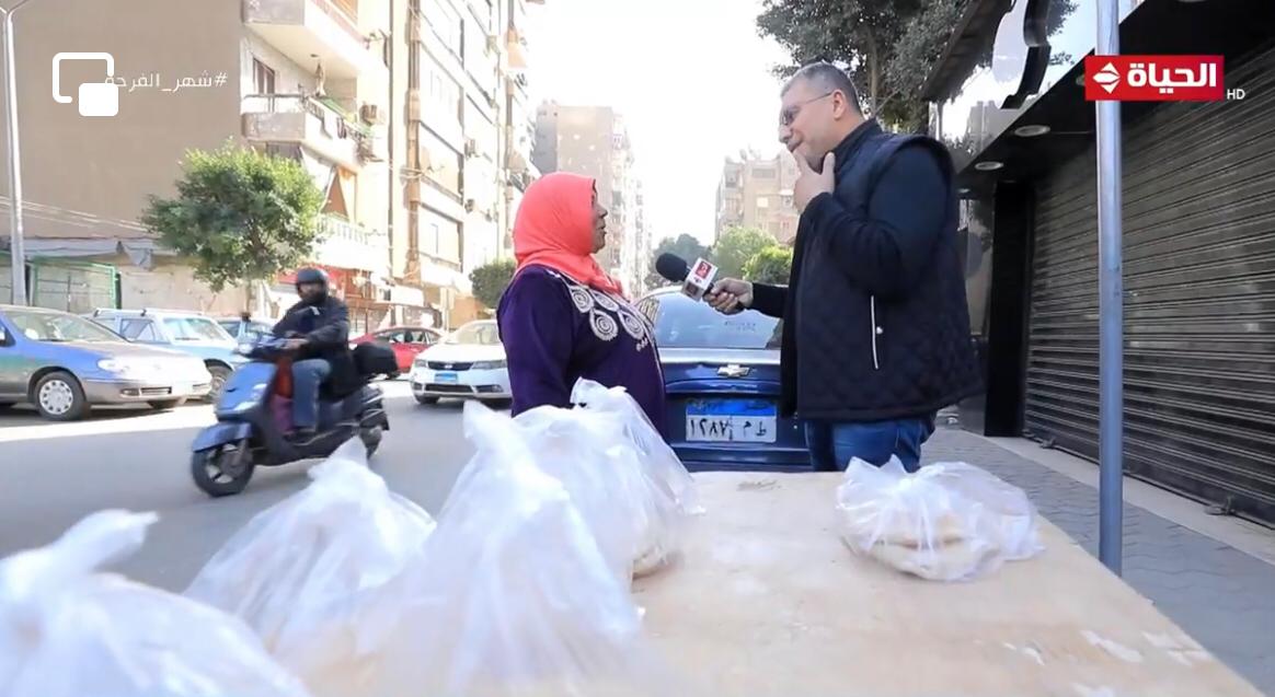 بتبيع عيش علشان تربي اولادها .. وعمرو الليثي يجبر بخاطرها ويهديها مبلغ مالي