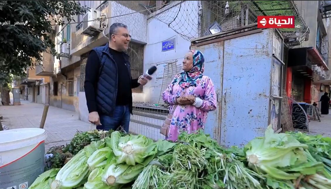 واحد من الناس يجبر بخاطر بائعة خضار ويهديها مبلغًا ماليًا.. قناة الحياة