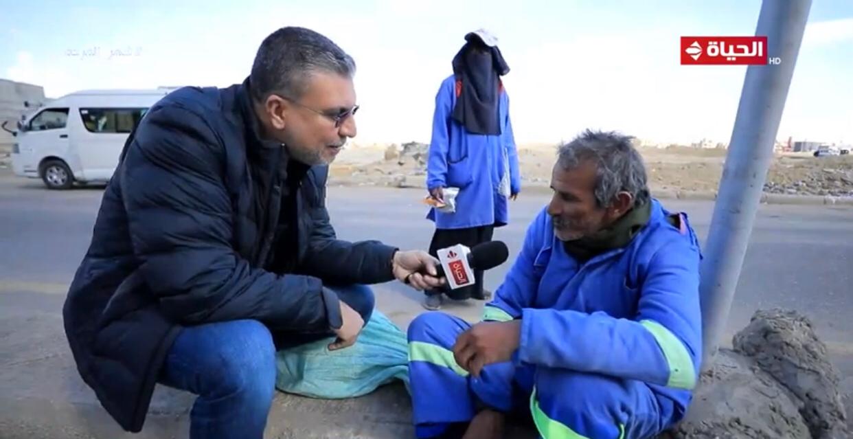 واحد من الناس يجبر بخاطر عامل نظافة ويهديه مبلغا ماليا  .. قناة الحياة