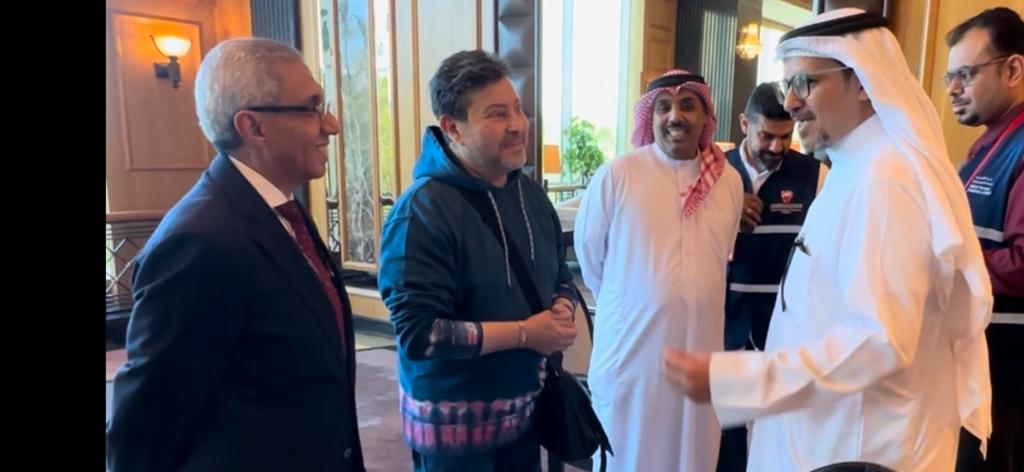 السفير المصري ياسر شعبان واعضاء من هيئه البحرين للسياحه والمعارض في وداع الفنان هاني شاكر في فندق الخليج