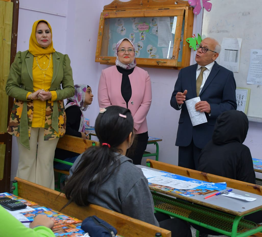 محافظ بورسعيد يتفقد لجان الامتحانات لمتابعة سير انتظام امتحانات الشهادة الإعدادية
