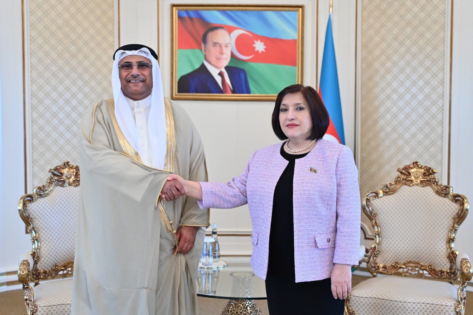 العسومي يلتقي رئيسة برلمان جمهورية أذربيجان