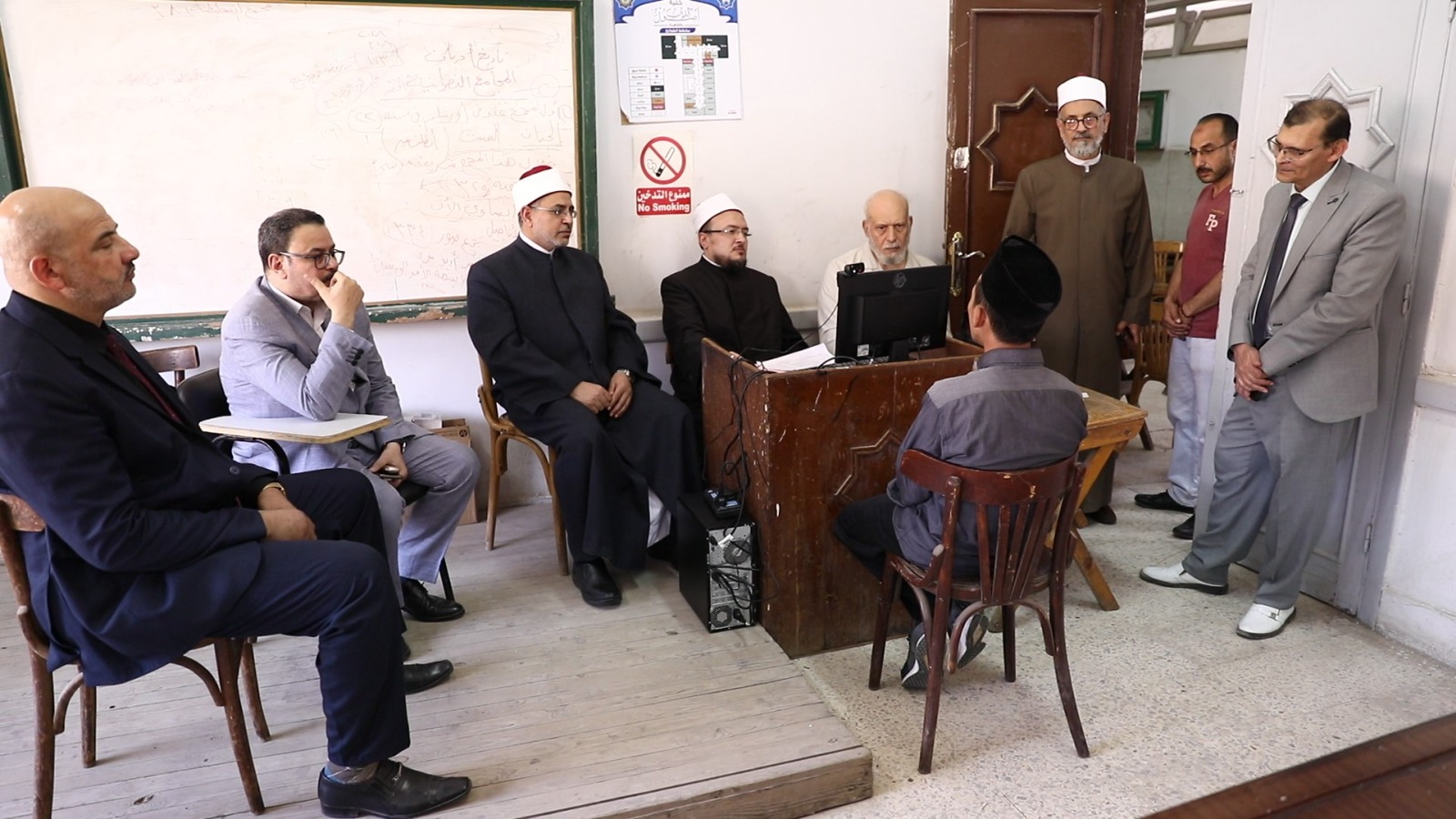 رئيس جامعة الأزهر يتفقد  الامتحانات الشفهية لطلاب أصول الدين بالدَّراسة وسط إشادة كبيرة من الطلاب مصريين ووافدين