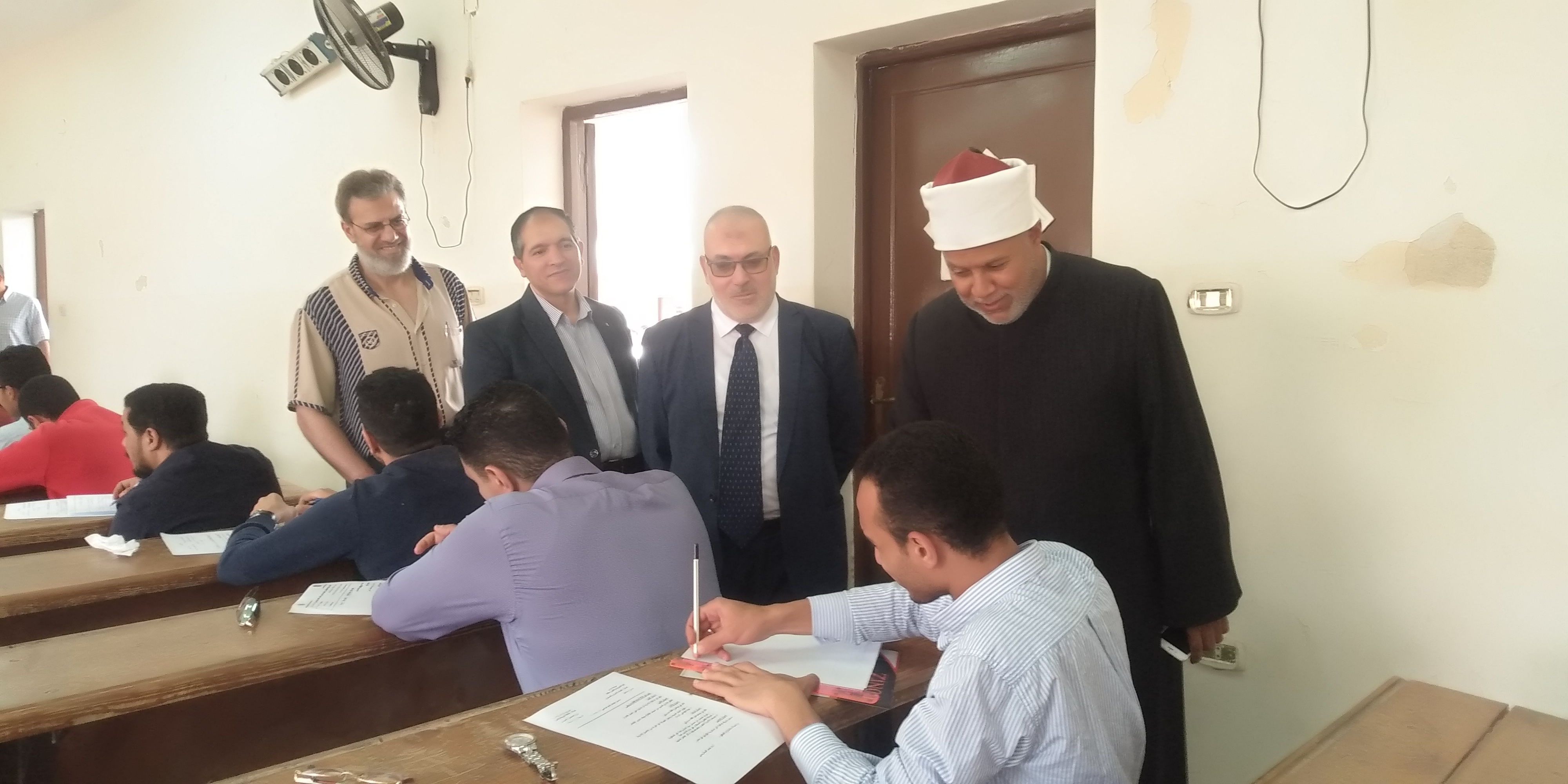 نائب رئيس جامعة الأزهر يتفقد  امتحانات التخلفات بكلية الشريعة والقانون بطنطا