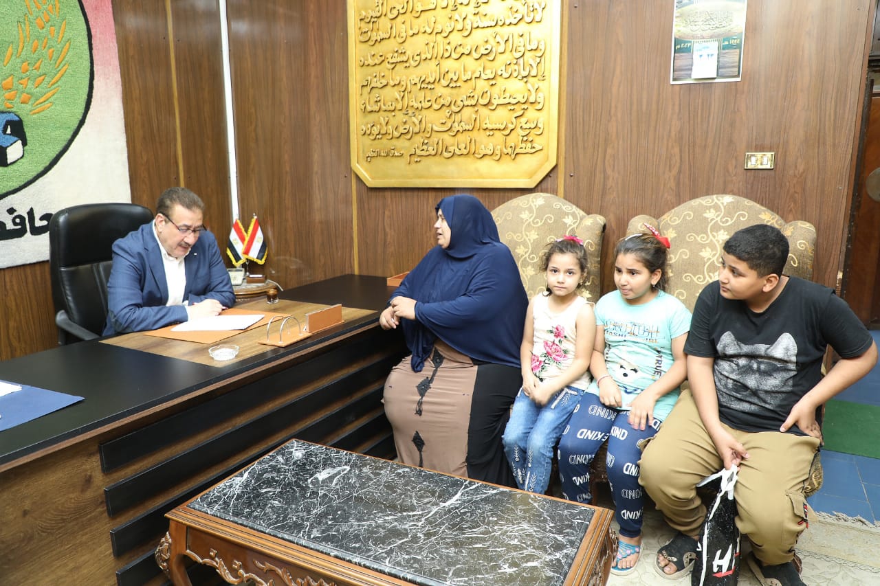 في لفتة إنسانية محافظ المنوفية يلتقي عدد من الحالات الإنسانية وذوى الهمم ويأمر بصرف مساعدات مالية عاجلة ومواد غذائية ولحوم .