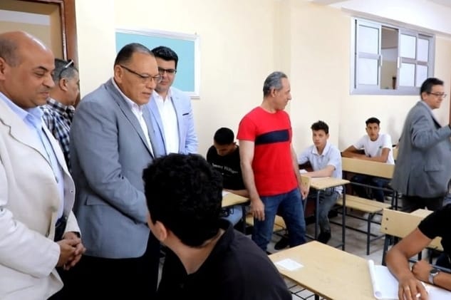 محافظ الشرقية يتفقد لجان امتحانات الدبلومات الفنية بمدرسة ابو حماد الثانوية الصناعية العسكرية المشتركة