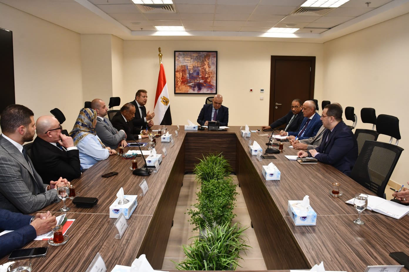 وزير الإسكان يناقش مع أعضاء غرفة التطوير العقاري سبل دعم ومساندة قطاع التطوير العقارى