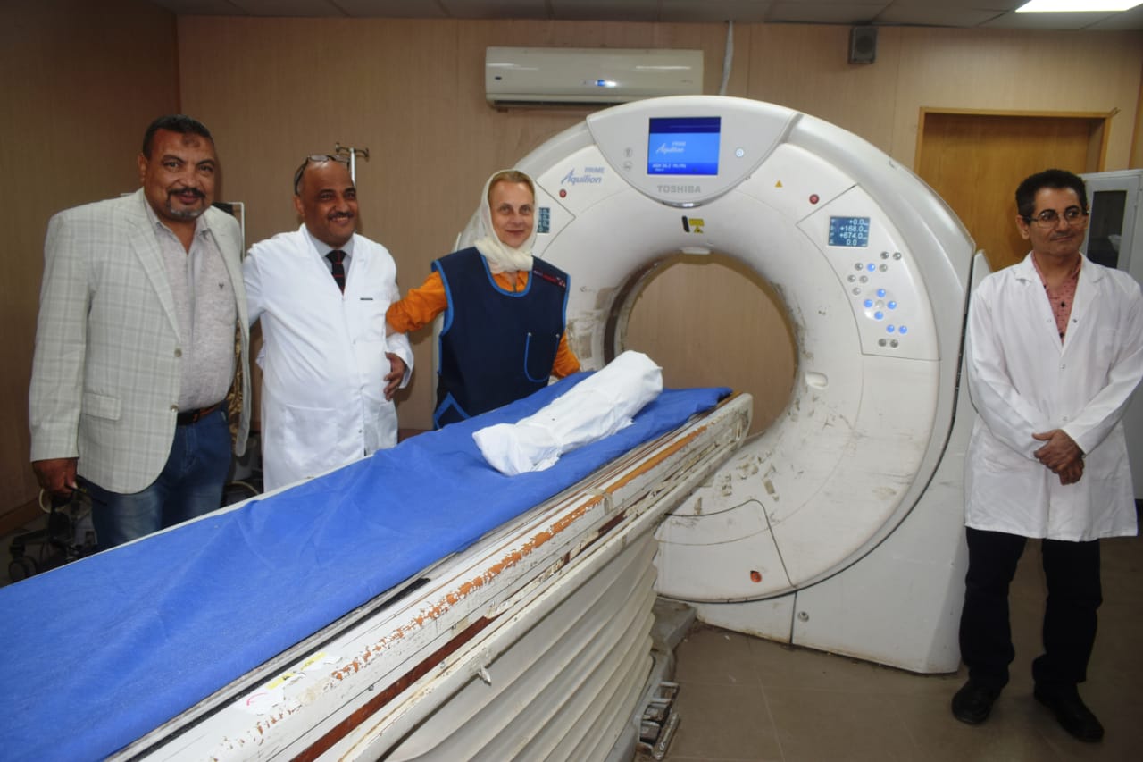 مستشفيات جامعة أسوان تجري أشعة مقطعية لمومياوات أثرية تم اكتشافها  بمنطقة الأغاخان