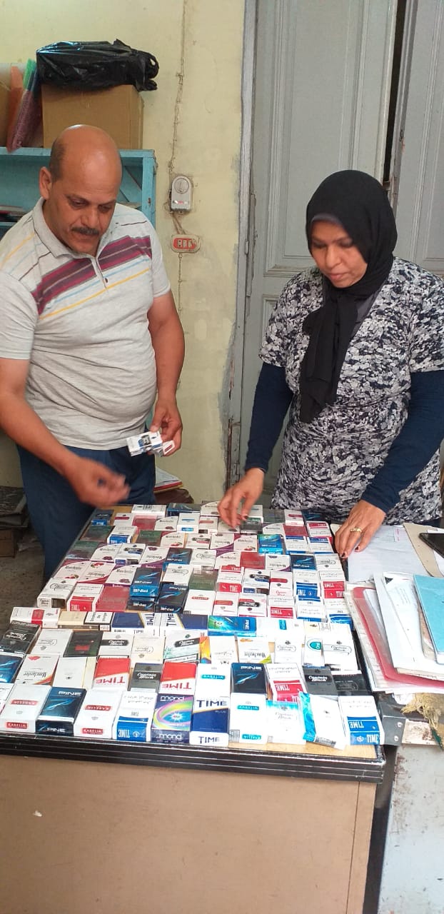 ضبط ١٠٤ علبة سجائر مجهولة المصدر بادارة تموين شرق الإسكندرية