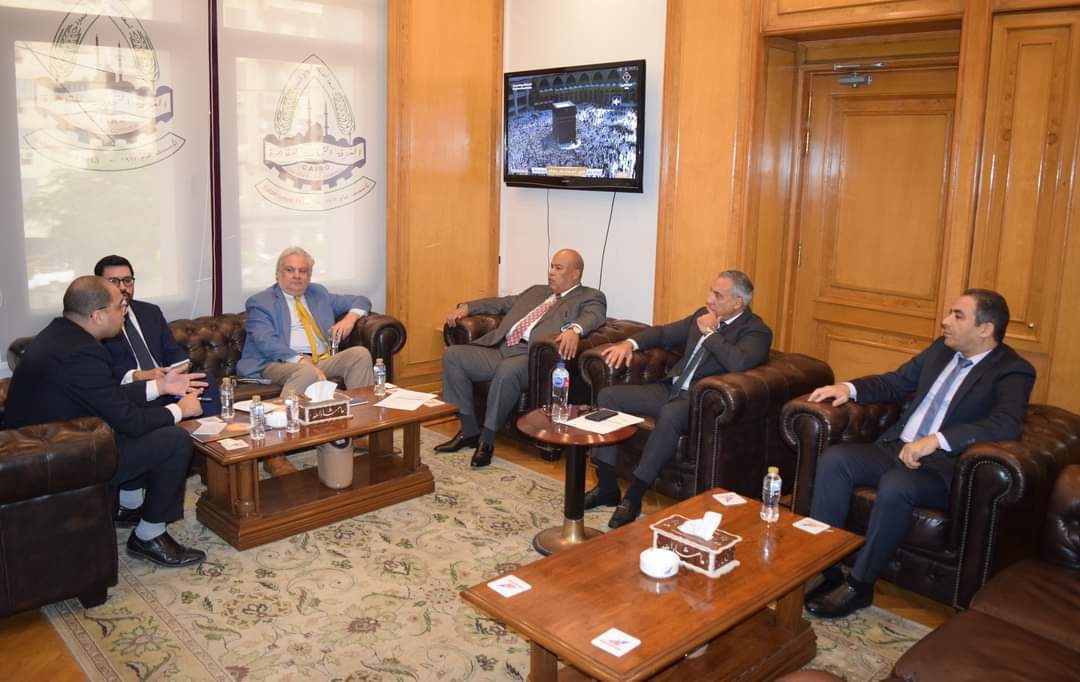 رئيس غرفة القاهرة يستقبل سفير بيرو لبحث سُبل زيادة التعاون التجاري والاستثماري المشترك