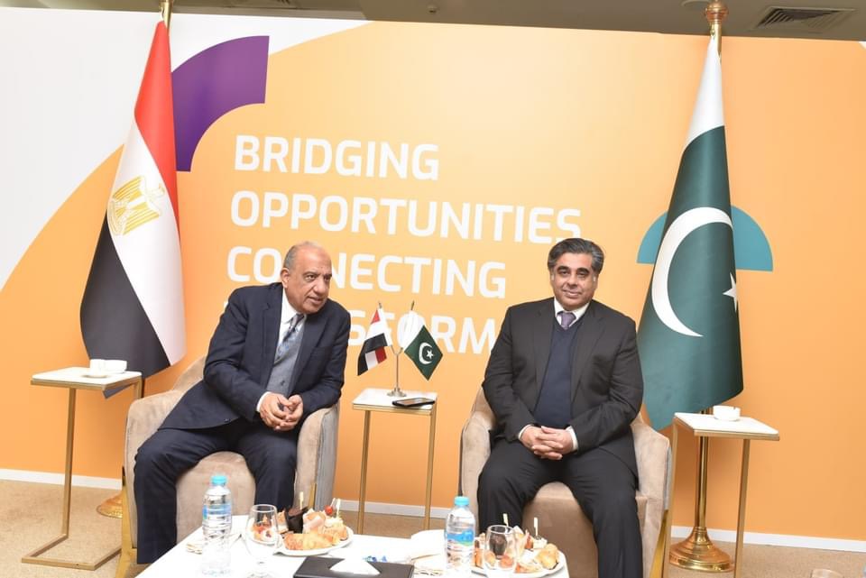  وزير قطاع الأعمال العام يبحث مع وزير التجارة الباكستاني سبل تعزيز التعاون وفتح فرص جديدة للاستثمار