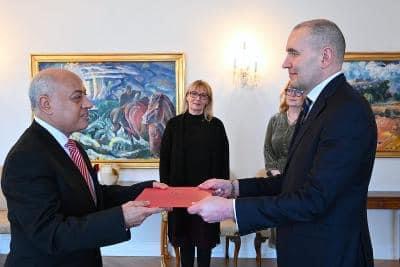 سفير مصر إلى آيسلندا يقدم أوراق اعتماده للرئيس الآيسلندي