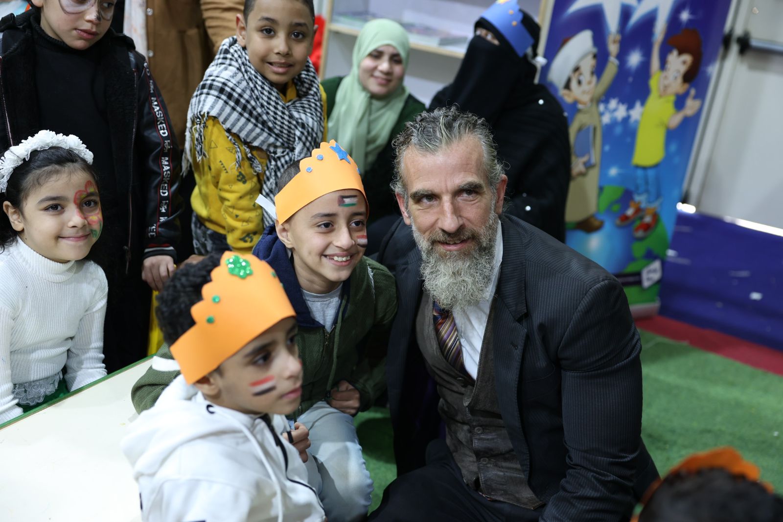 ممثل الأمم المتحدة للطفولة يزور جناح الأزهر بمعرض الكتاب.. ويؤكد إعجابه الشديد بكتاب "الأطفال يسألون الإمام"