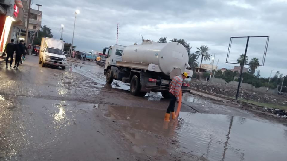  محافظ كفرالشيخ يتابع جهود الوحدة المحلية لمدينة ومركز فوة في رفع مخلفات الأمطار وأعمال كسح المياه من محاور الطرق والشوارع الرئيسة