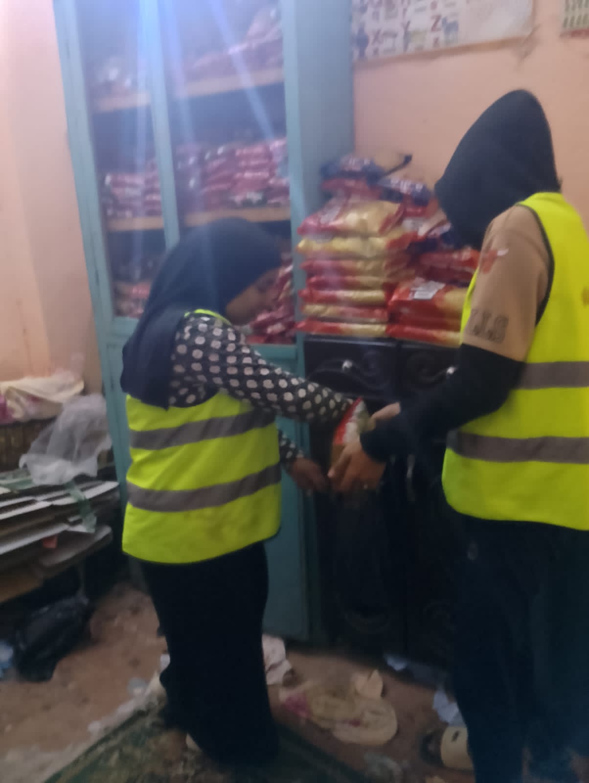 "الشعب الجمهوري" يواصل تنفيذ مبادرة "مع الناس" بتوزيع شنط رمضان .. في قوص