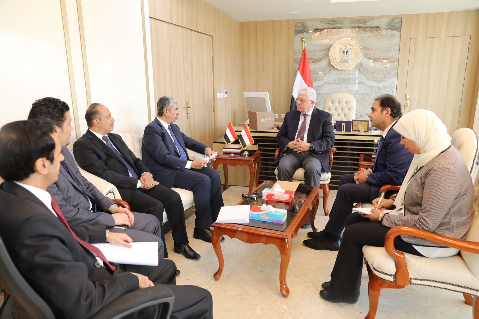 وزير التعليم العالي يُناقش مع السفير اليمني بالقاهرة سُبل تعزيز التعاون المشترك