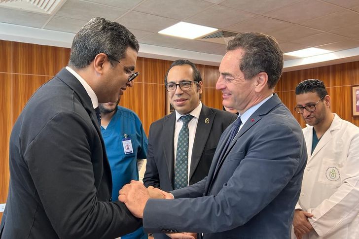 السفير الفرنسي بالقاهرة يُشيد بكفاءة الفرق الطبية بمستشفى الكرنك الدولي