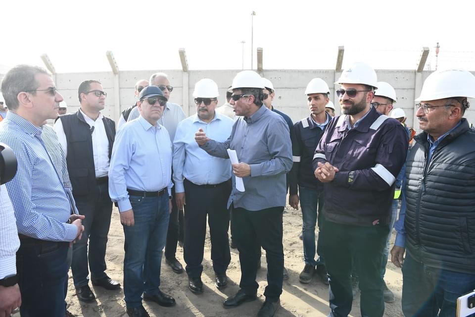  وزير البترول والثروة المعدنية الأعمال الإنشائية لمصنع السويس لمشتقات الميثانول بميناء دمياط