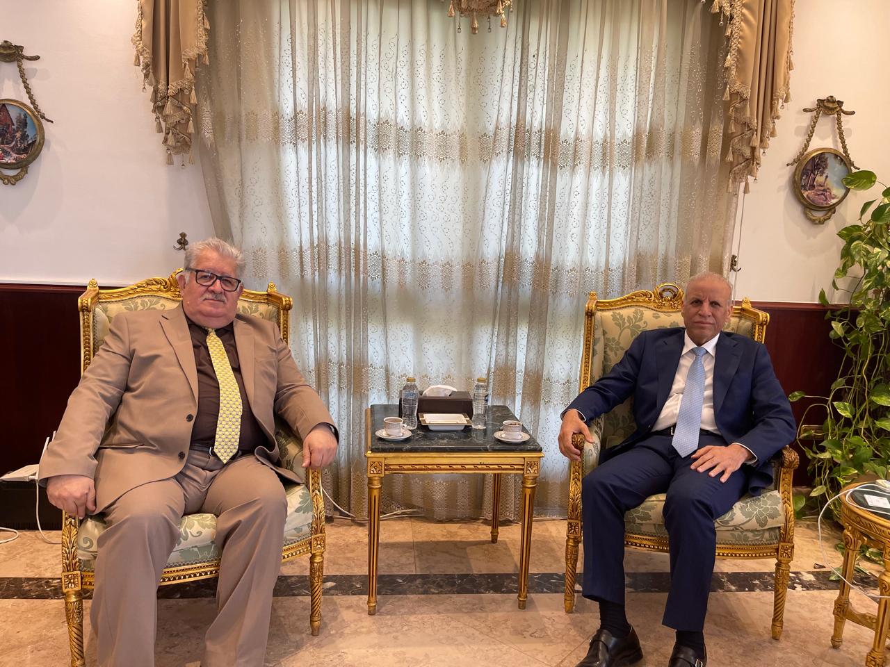 السفير العراقي و مسؤول الديمقراطي الكردستاني يناقشان دعم الجالية بالقاهرة