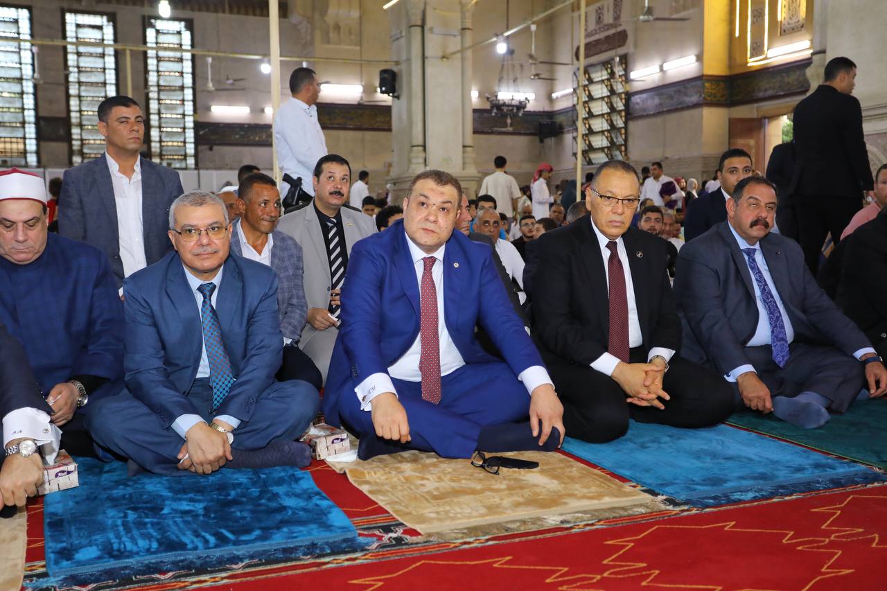 محافظ الشرقية ورئيس جامعة الزقازيق يؤديان صلاة عيد الأضحى المبارك بمسجد الفتح بالزقازيق