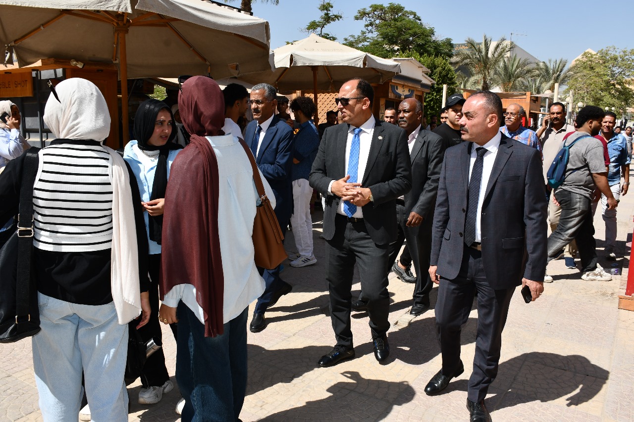 رئيس جامعة حلوان يتفقد كلية التجارة في بداية العام الدراسي الجديد